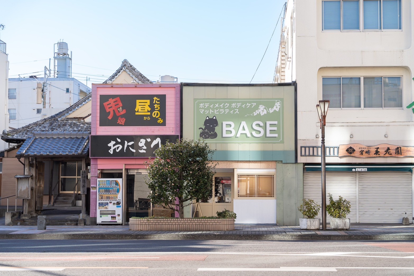 宮崎市橘通り西 BASE 店舗外観｜黒猫が描かれた「BASE」の看板が目印